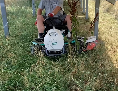 Koszenie traw i łąk na farmach fotowoltaicznych